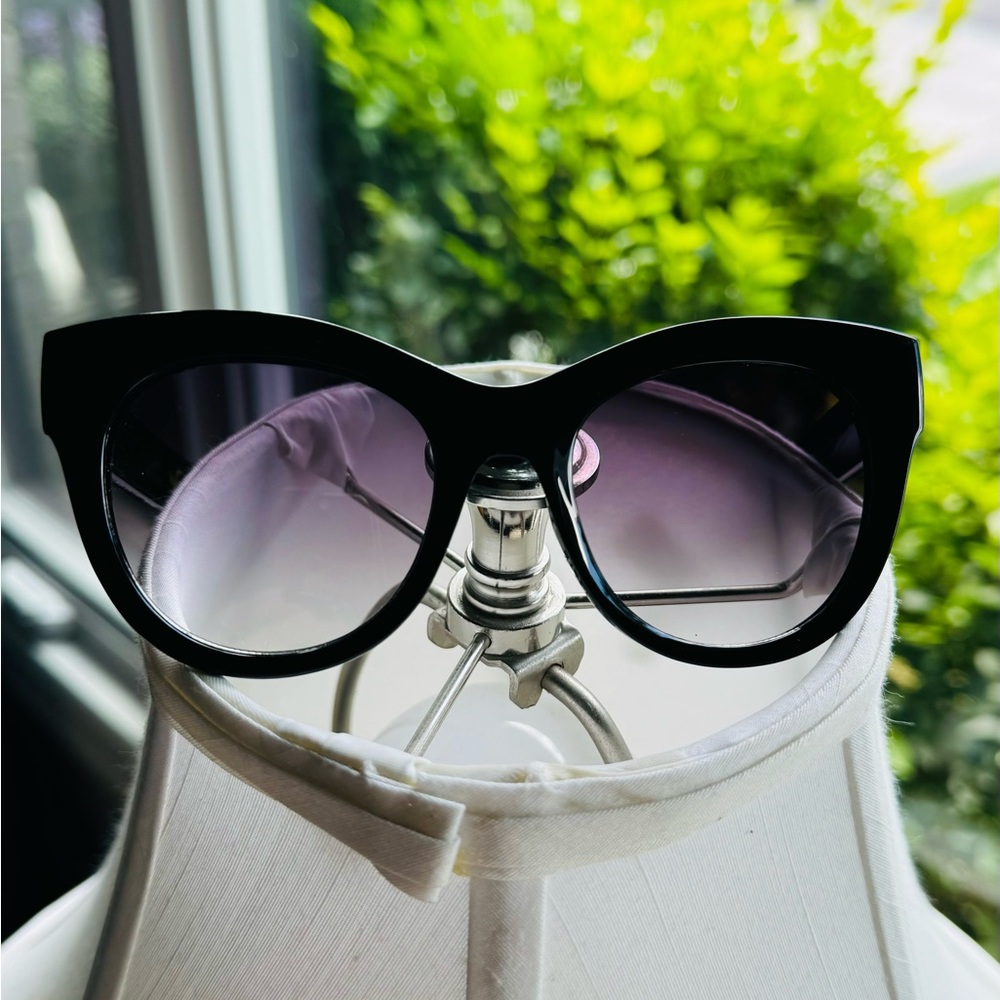 Sunglasses with Purple ombre Lenses, Black Frame & 100% UV Protection.
NWT